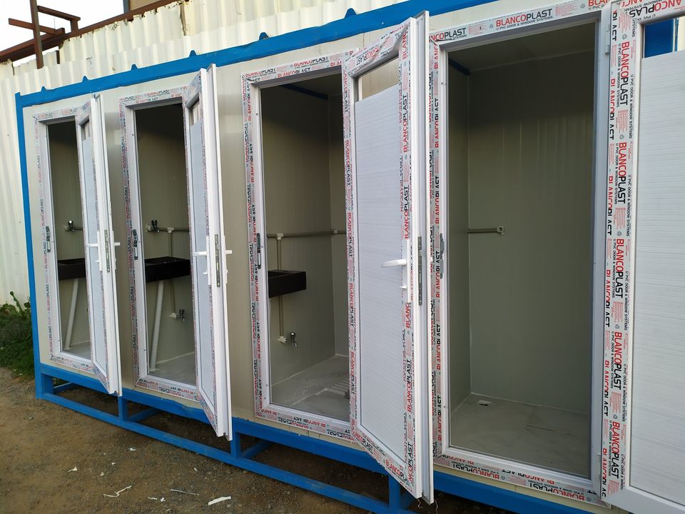 Kapıları Açık WC – Duş Kabin Bloğu