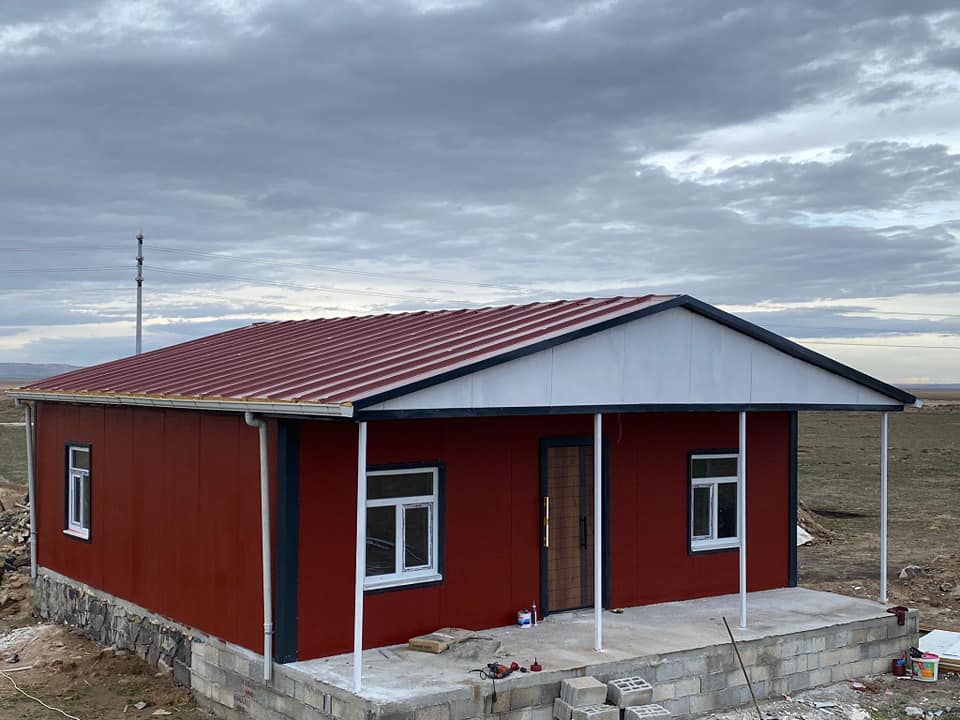 Kırmızı Cephe Tek Katlı Prefabrik Konut