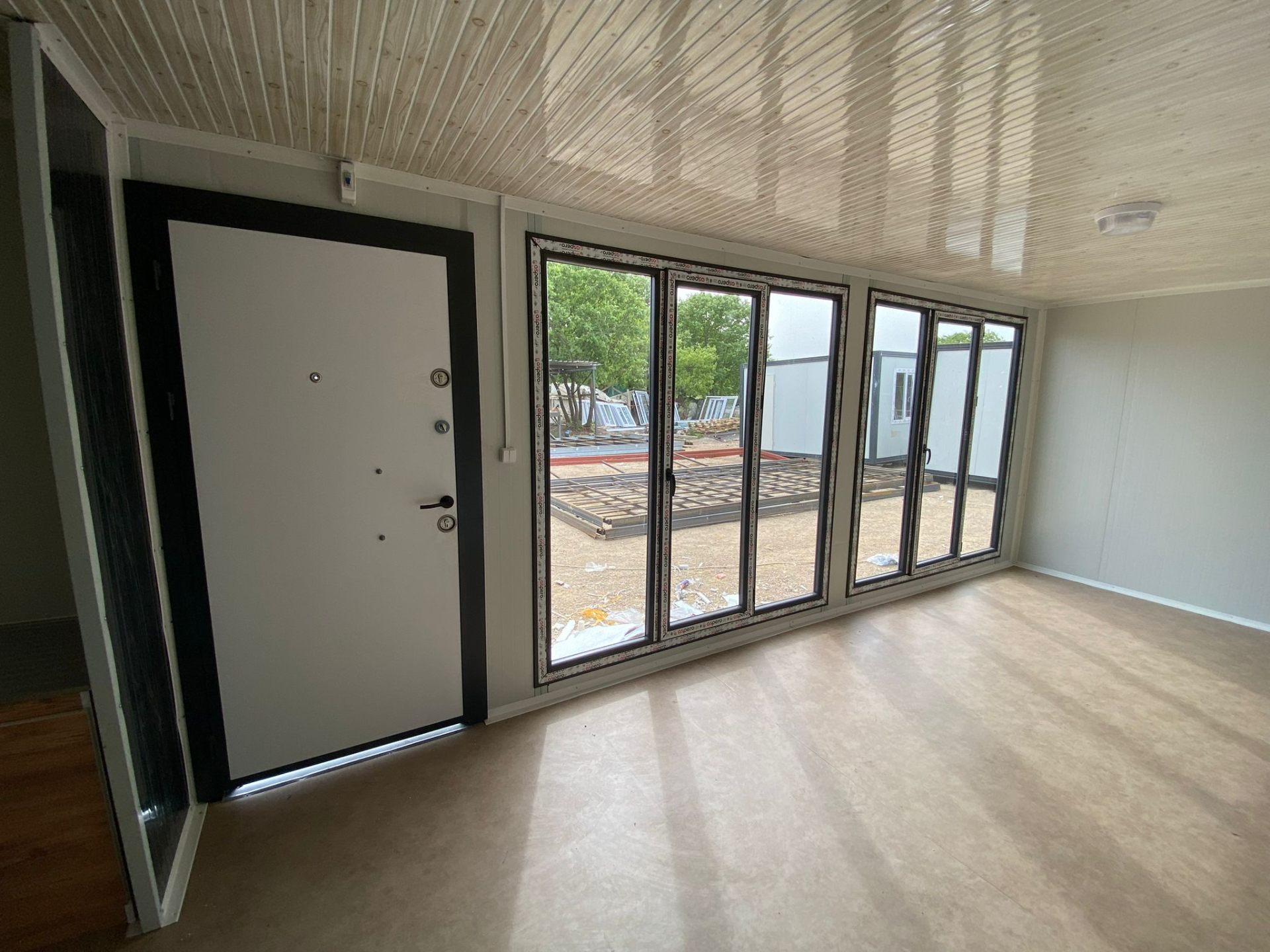 Modern Ofis Konteyner İç Mekan – Çelik Kapı ve Cam Cephe