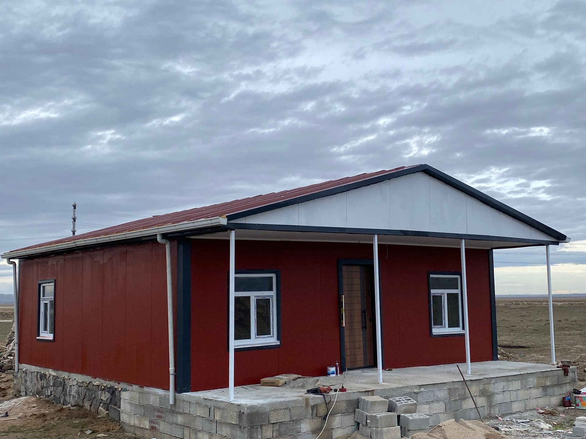 Geniş Teras Saçaklı Kırmızı Prefabrik Ev