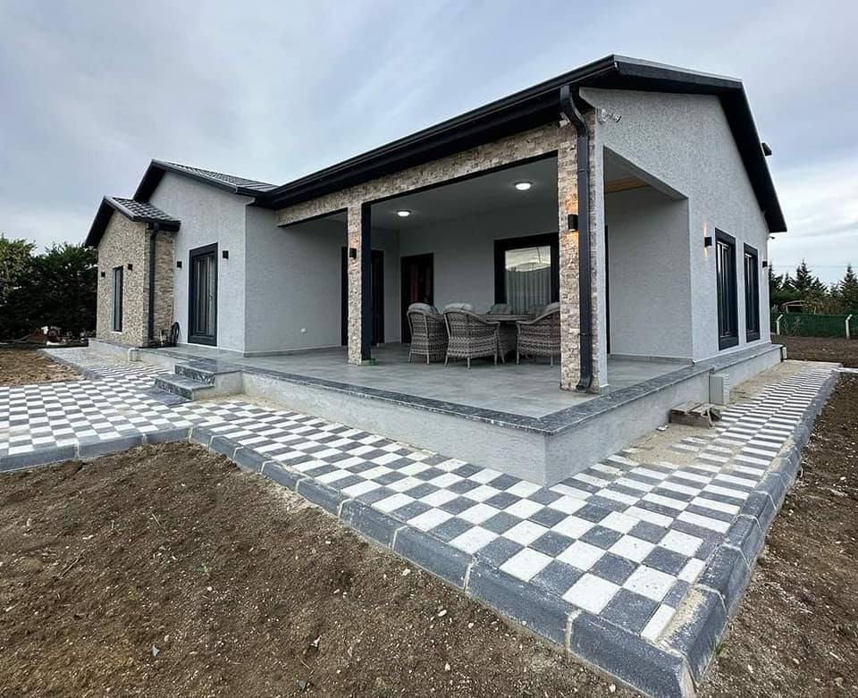 Geniş Teraslı Doğal Taş Kolonlu Prefabrik Villa