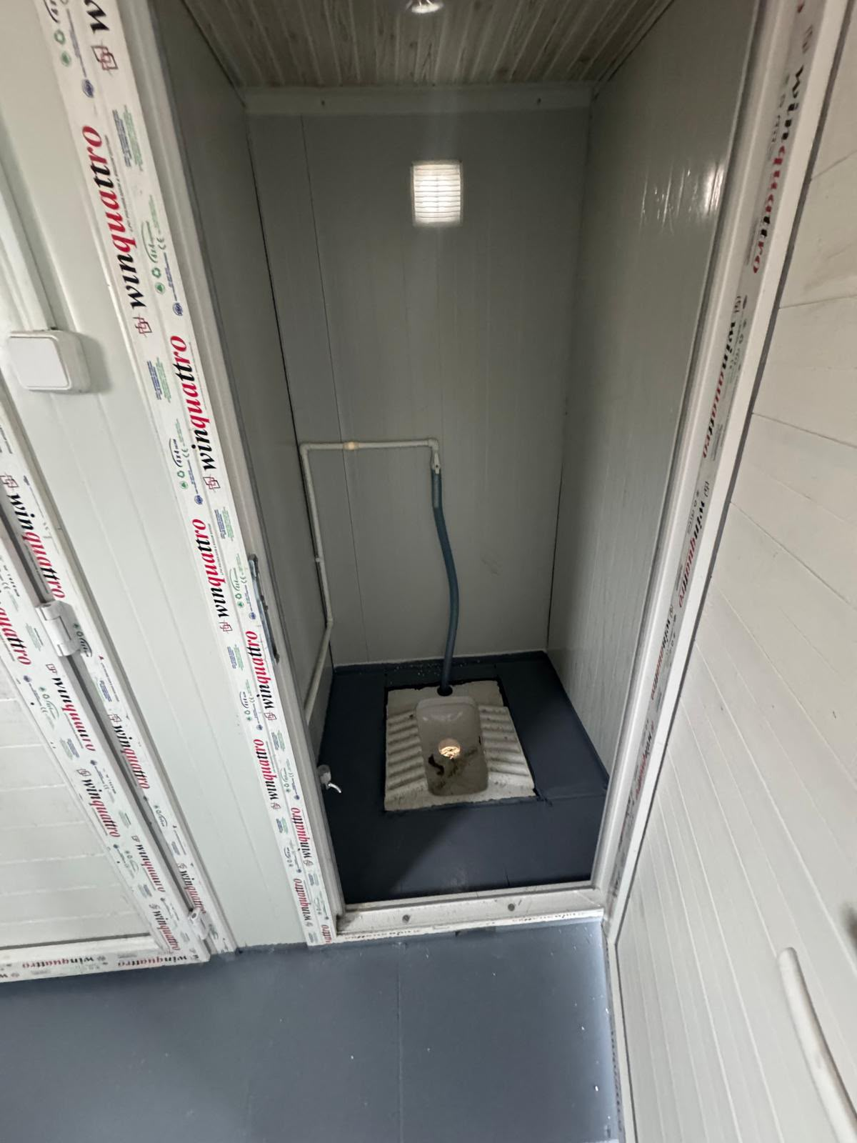 Squat WC Bölmesi – Winquattro PVC Kapı Detayı