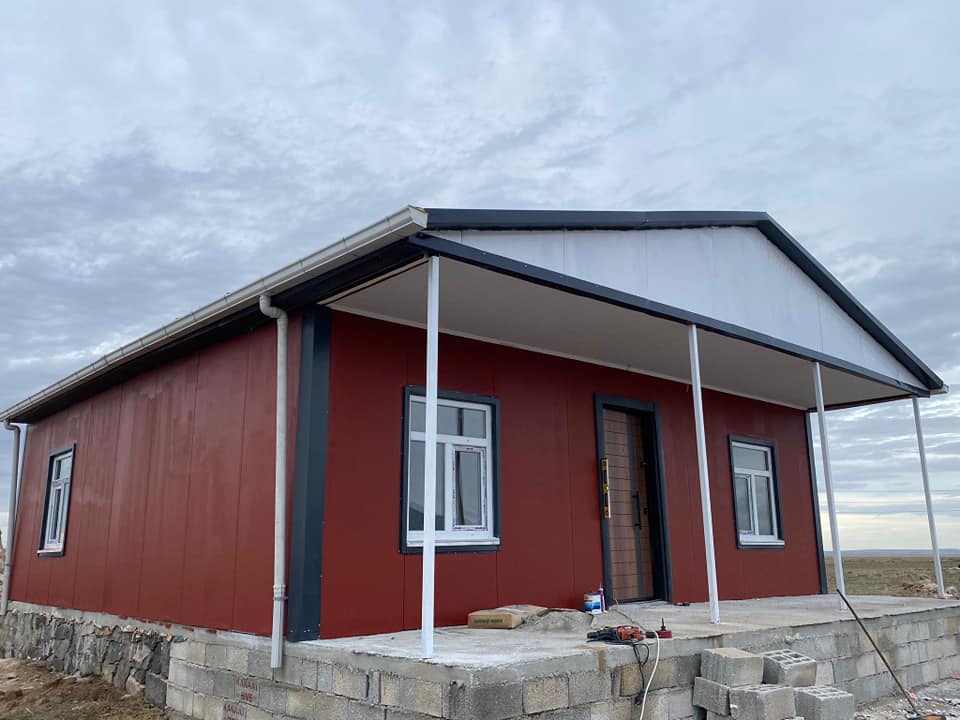 Kırma Çatılı Kırmızı Cephe Prefabrik Ev